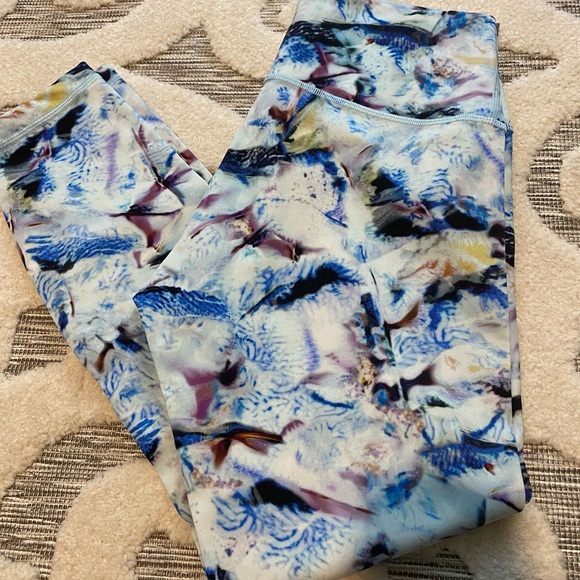 Lululemon Like New Size 8 leggings. Check out all my Lulu! - Picture 1 of 2